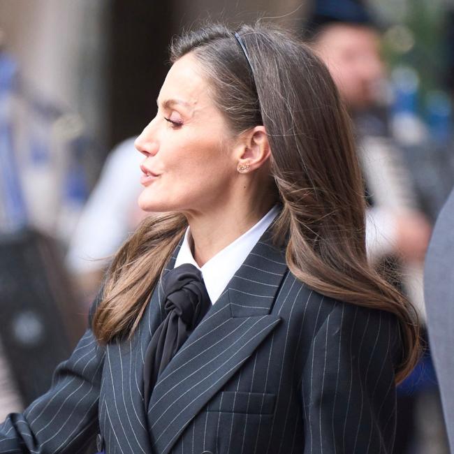La pancarta de la reina Letizia es negra.